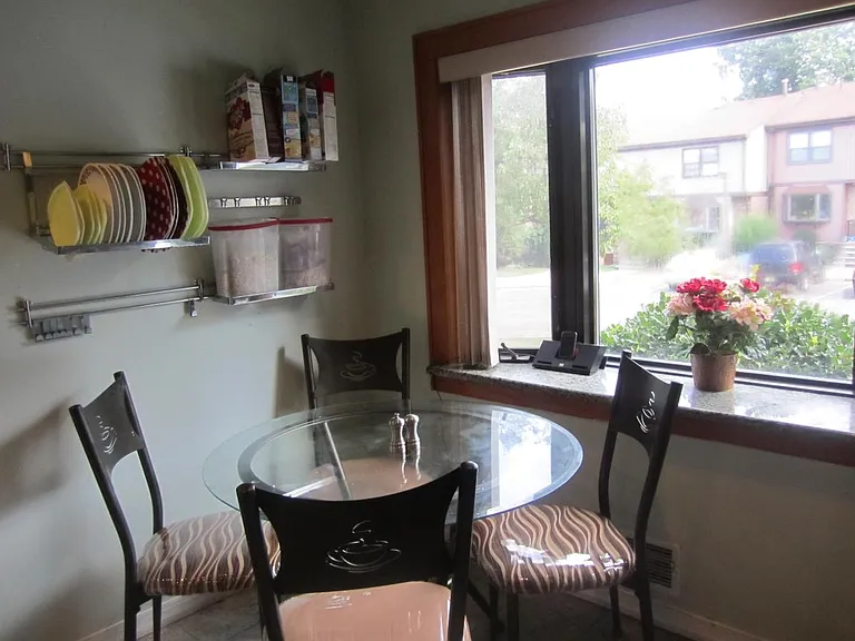 eat-in kitchen