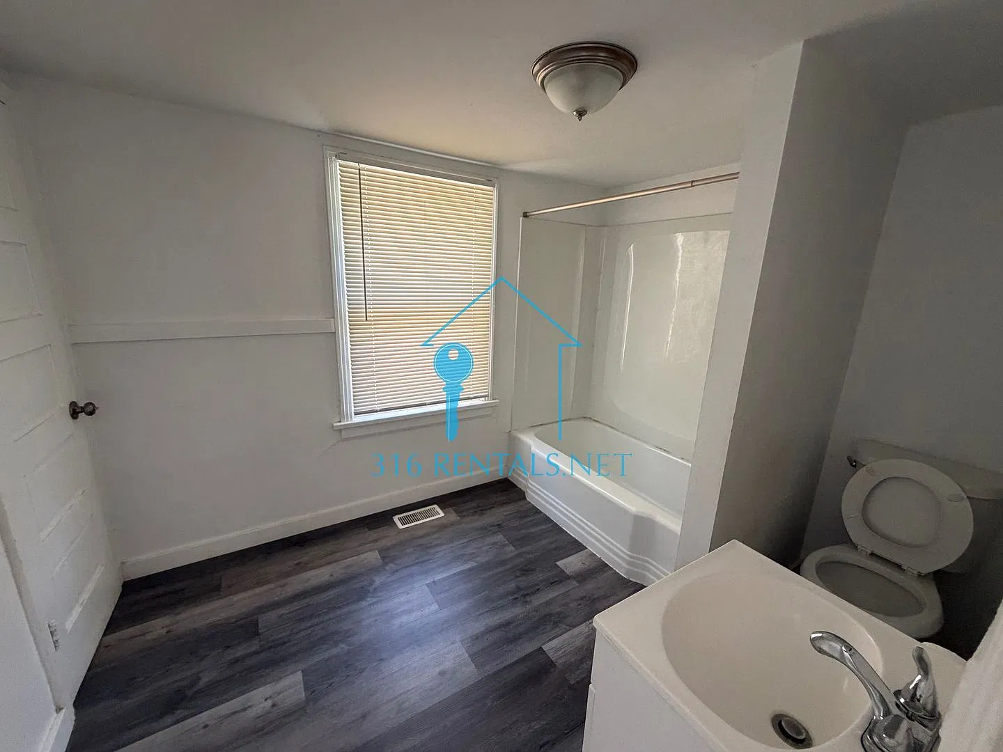 $1100 - 3 bed 1 bath - Single Family Home — Photo 3
