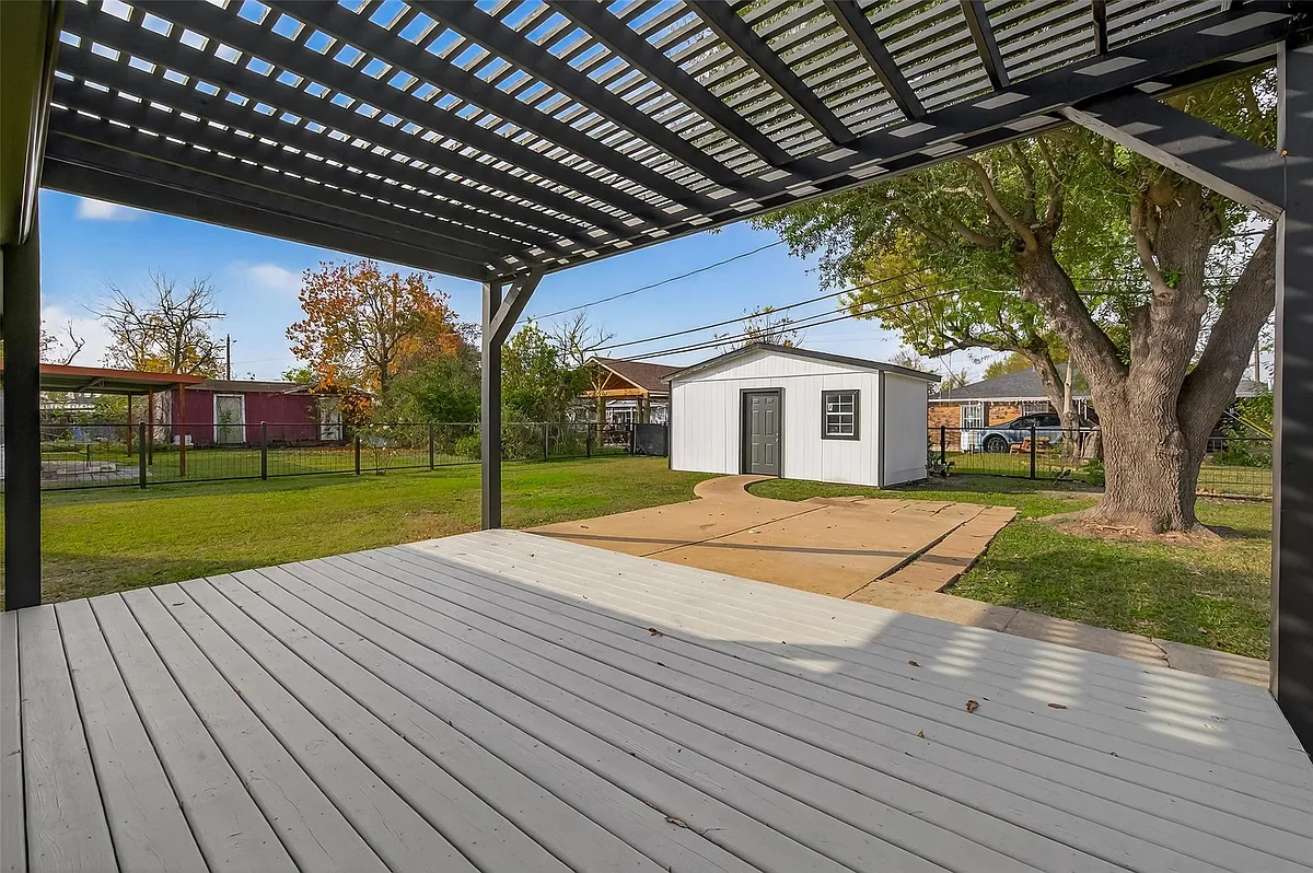 Building Photo - 3527 La Retama Dr