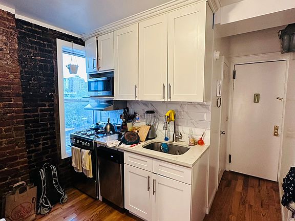 4th image of 264 E 2nd St #33