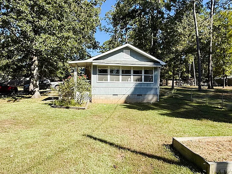 417 Houston Dr — Photo 4