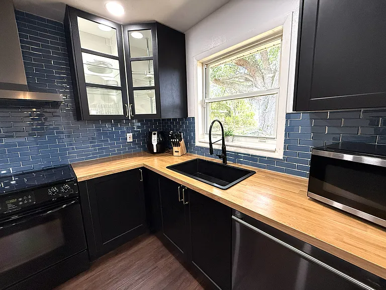 668 Hampton Dr NE — Photo 16