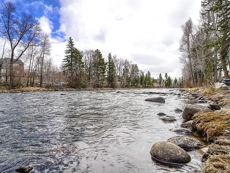 Blue River Pkwy — Photo 23
