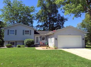 61407 Dean Dr, South Lyon, MI 48178