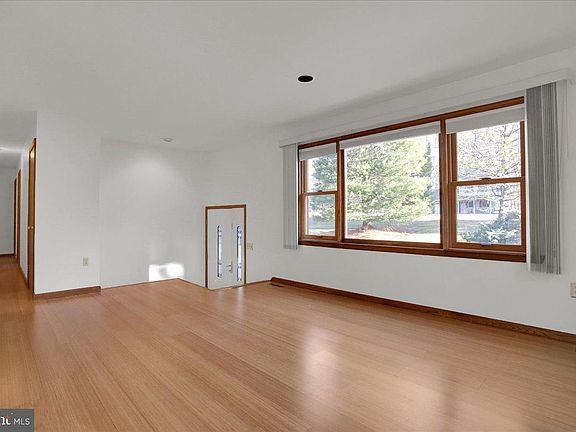 3rd image of 202 Oakbrook Dr