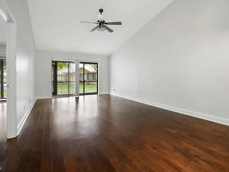 6215 SE Georgetown Pl — Photo 4