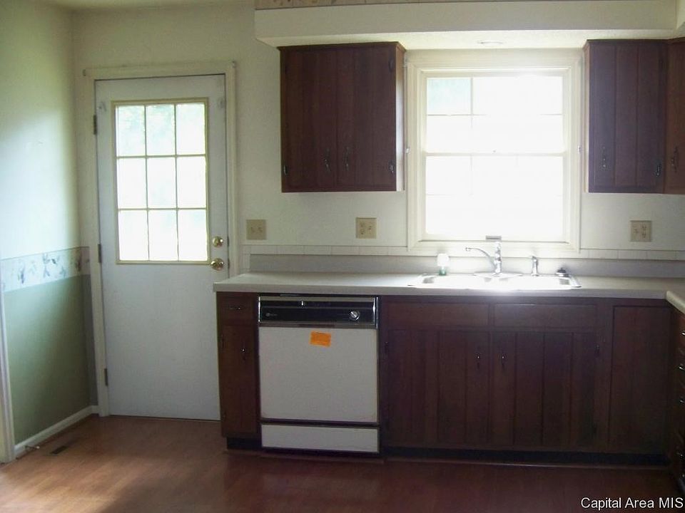 2nd image of 204 N Massey Ln