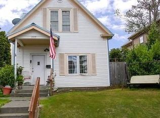 1115 4th St, Anacortes, WA 98221