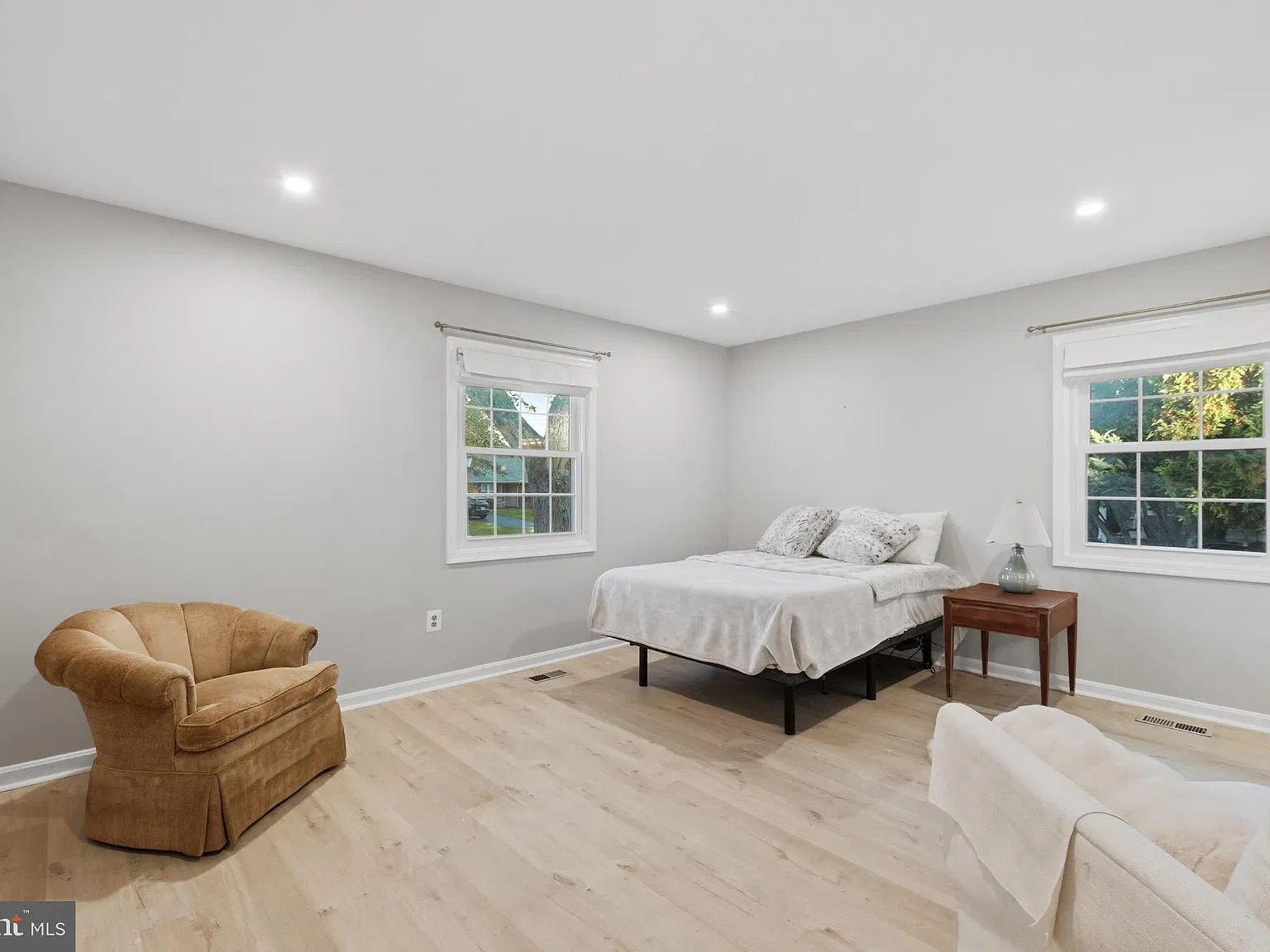 2 bed, 1.0 bath, 2519 sqft, $1,600 — Photo 2
