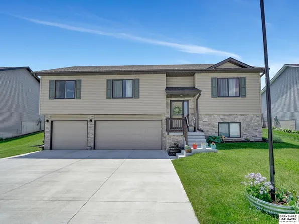 1215 Olivia Dr, Plattsmouth, NE 68347