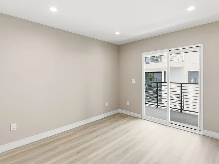 225 N Burlington Ave — Photo 10