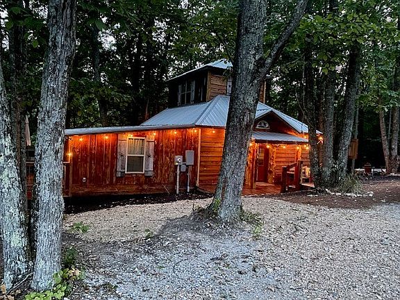 2nd image of 200 Jennifer Ln