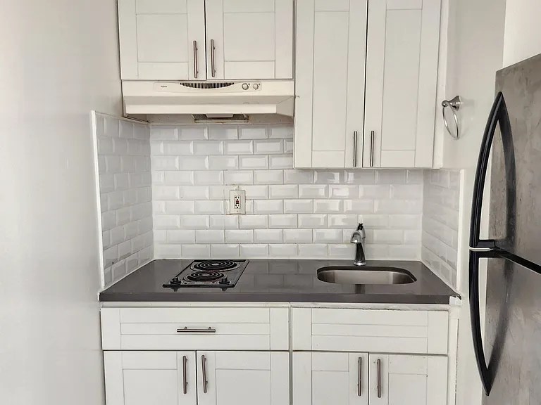 1781 N Orchid Ave #103 — Photo 5