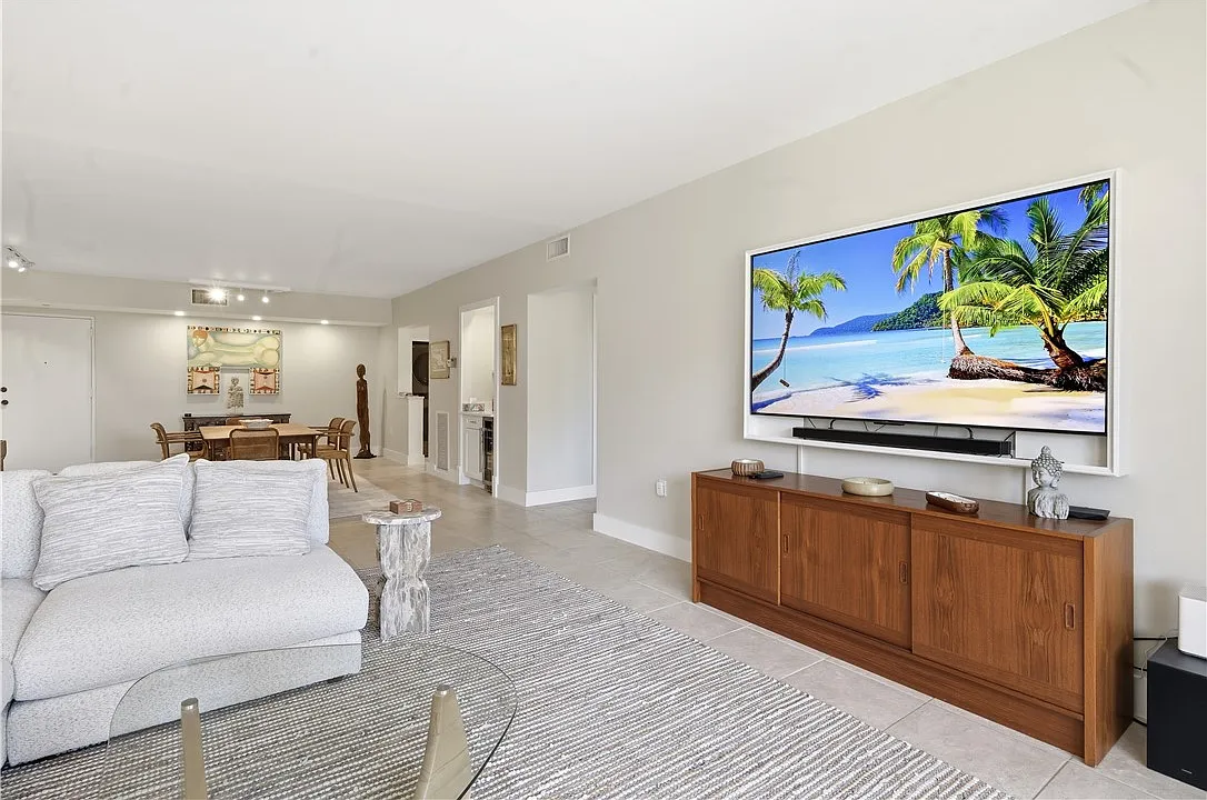 3 bed, 2400 sqft, $6,000 — Photo 4