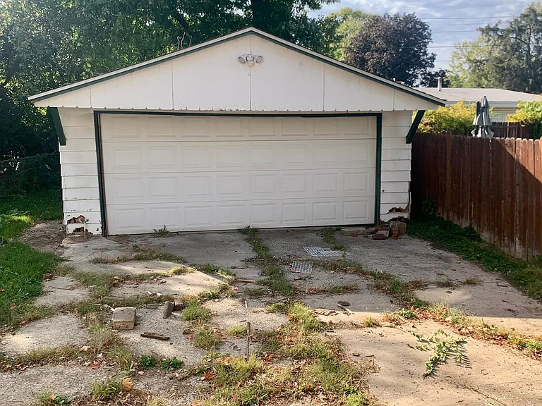 3645 N Leroy Ave — Photo 11