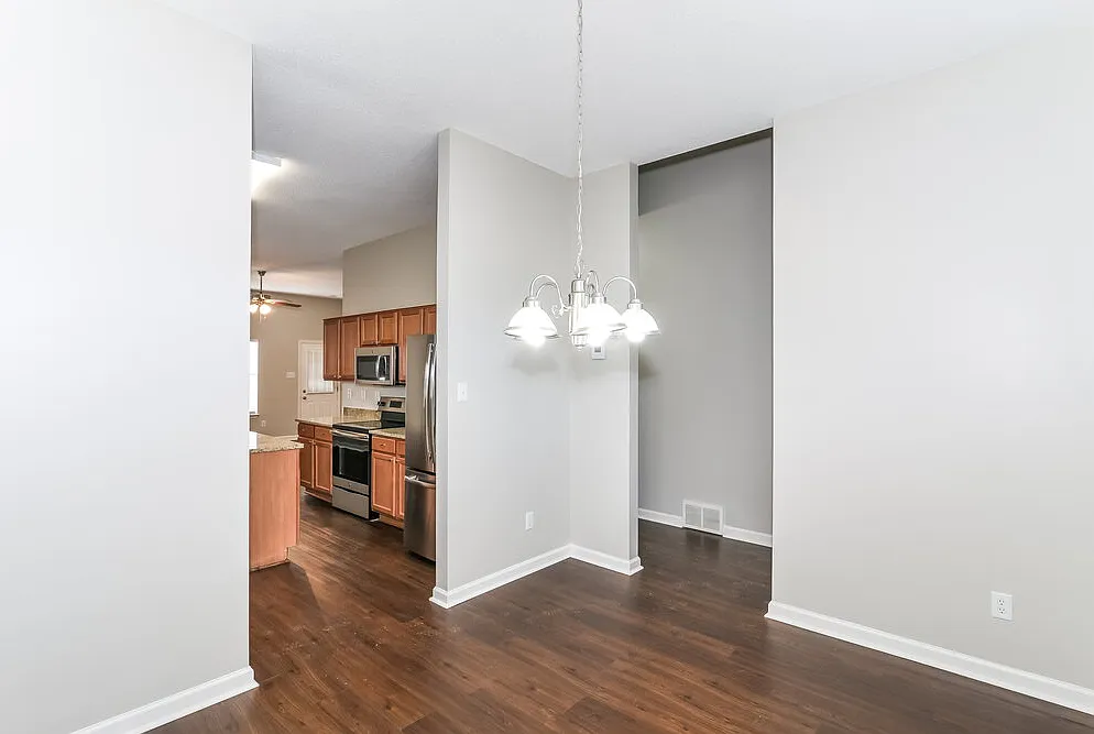 3 bed, 2.5 bath, 2100 sqft, $2,870 — Photo 4