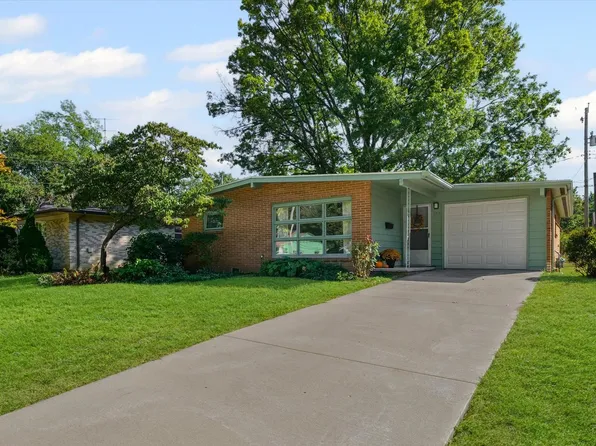 907 E Burkwood Dr, Urbana, IL 61801