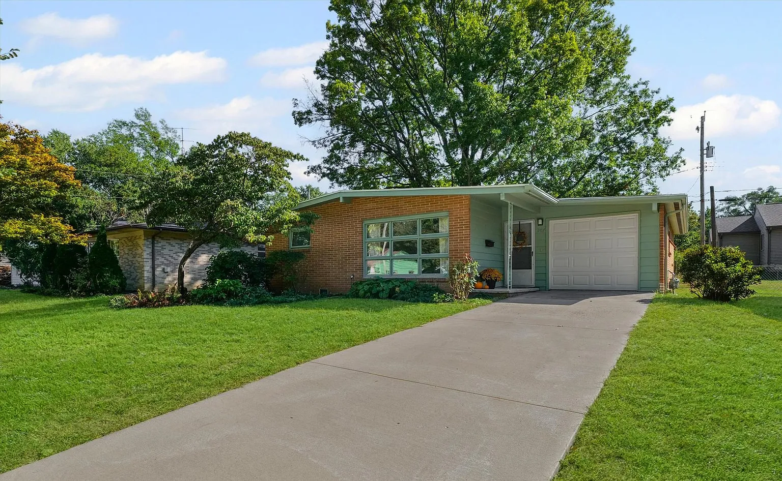 907 E Burkwood Dr photo 1