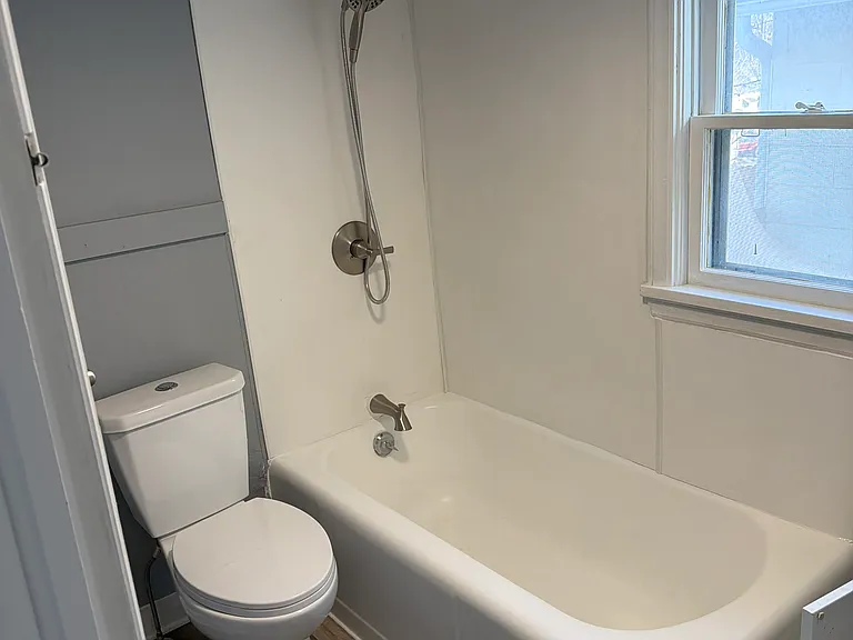 1517 Commercial St — Photo 11