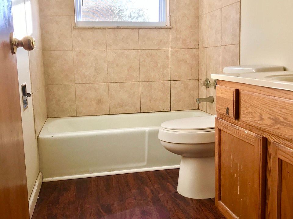 1st image of 1808 Parkwood Ln APT 3