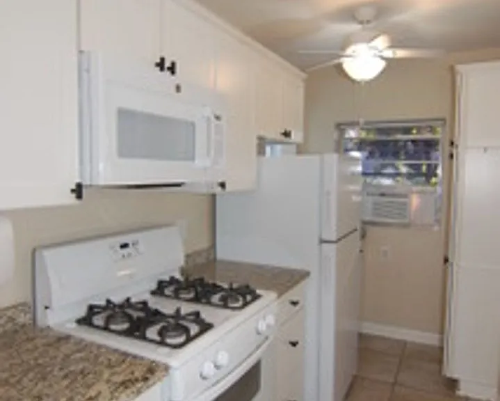 1940 Sunset Ln — Photo 5