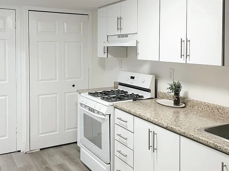 551 Hayward Cres #3 — Photo 3