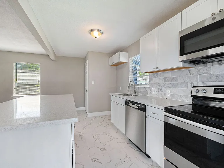 517 Center St — Photo 3