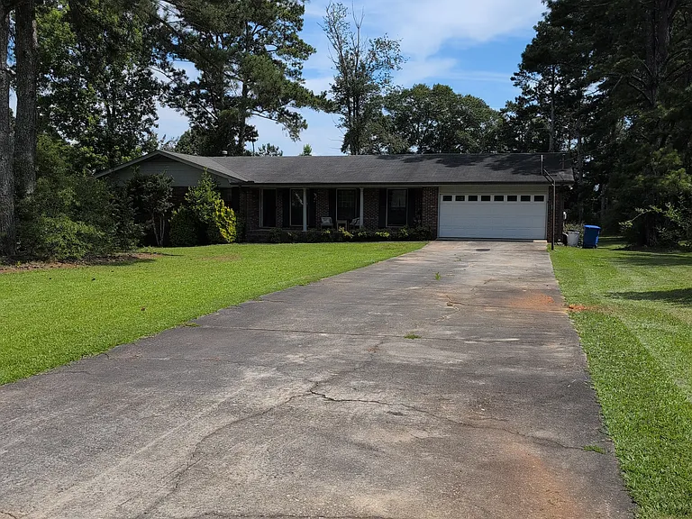 135 Marilyn Dr E — Photo 1