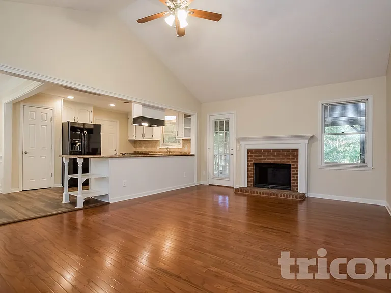 828 Georgetown Dr — Photo 3