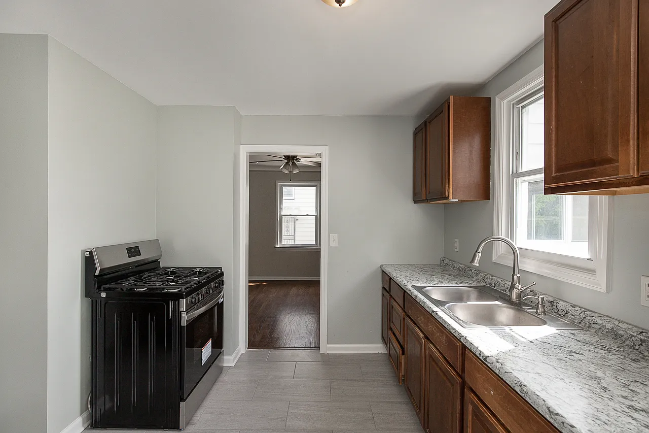 3 bed, 1152 sqft, $1,950 — Photo 2