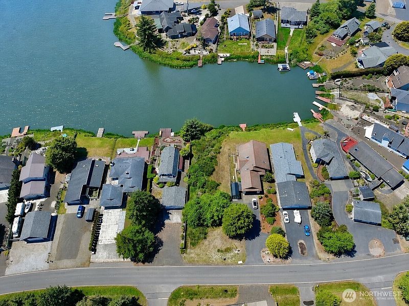 2nd image of 417 Duck Lake Drive SE