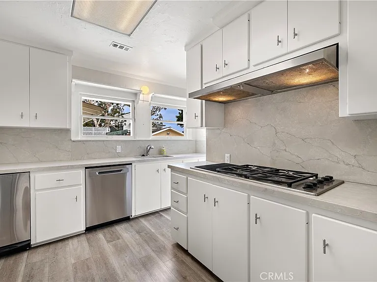541 Oak St — Photo 23