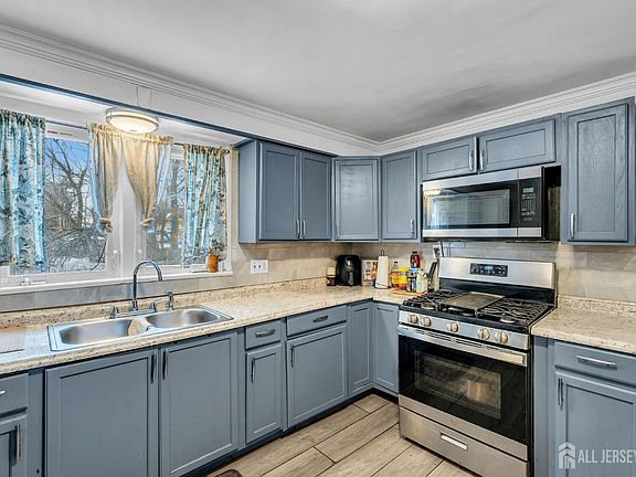 5th image of 821 Front St