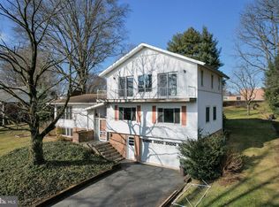 1207 Hillcrest Rd, Akron, PA 17501