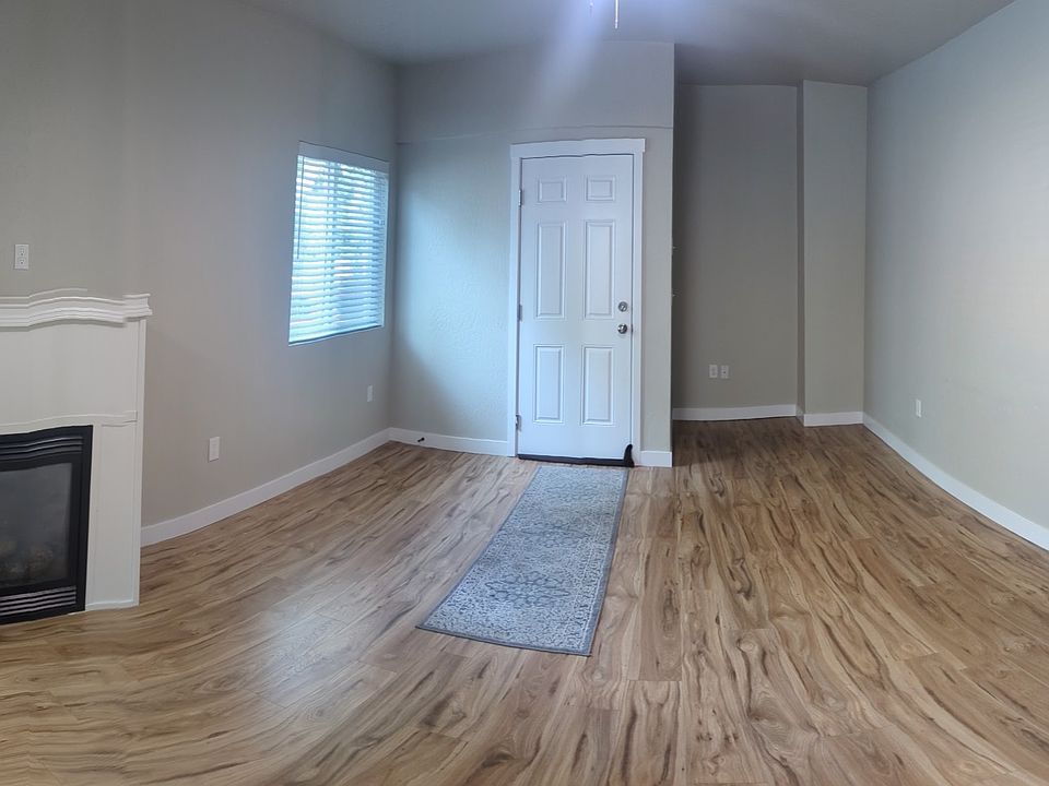 Large living room w WorkSpace Alcove