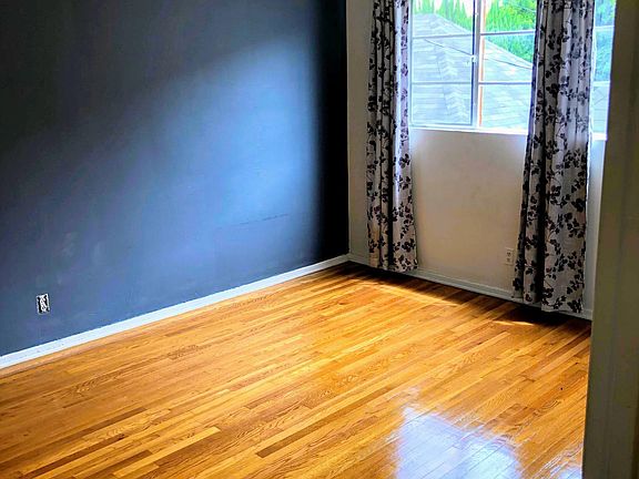 3rd image of 1500 S Hayworth Ave #3