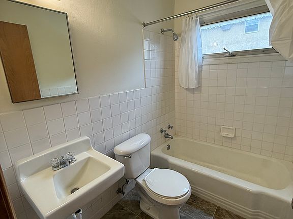 5th image of 4441 University Ave NE APT 202