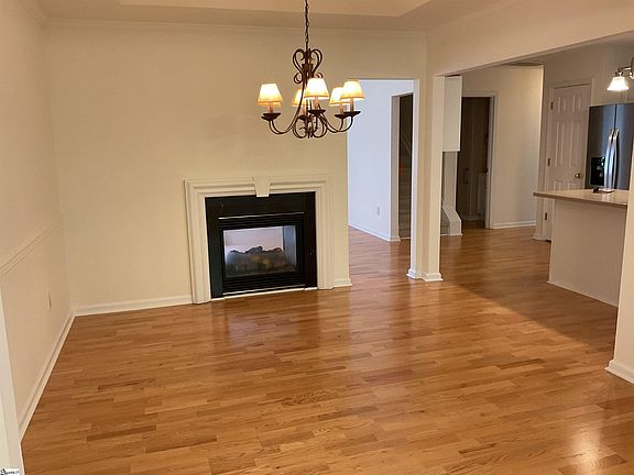 4th image of 833 Woodsford Dr