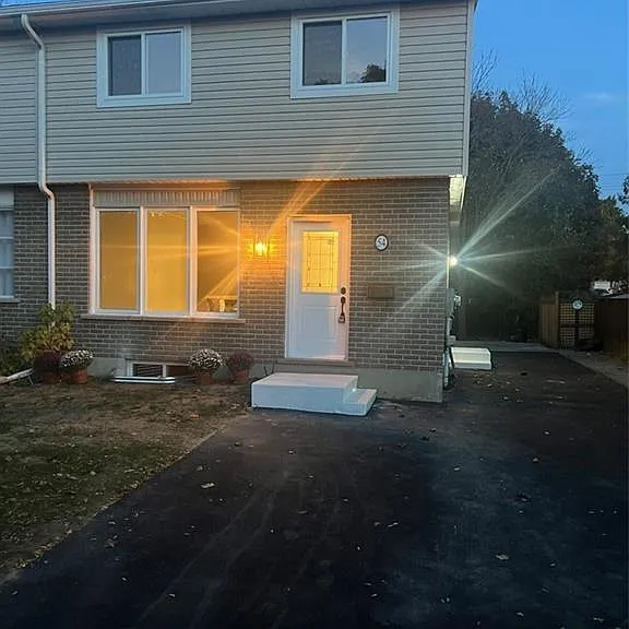 54 Debby Cres — Photo 1