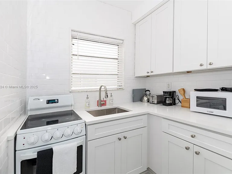 545 Michigan Ave #2 — Photo 6