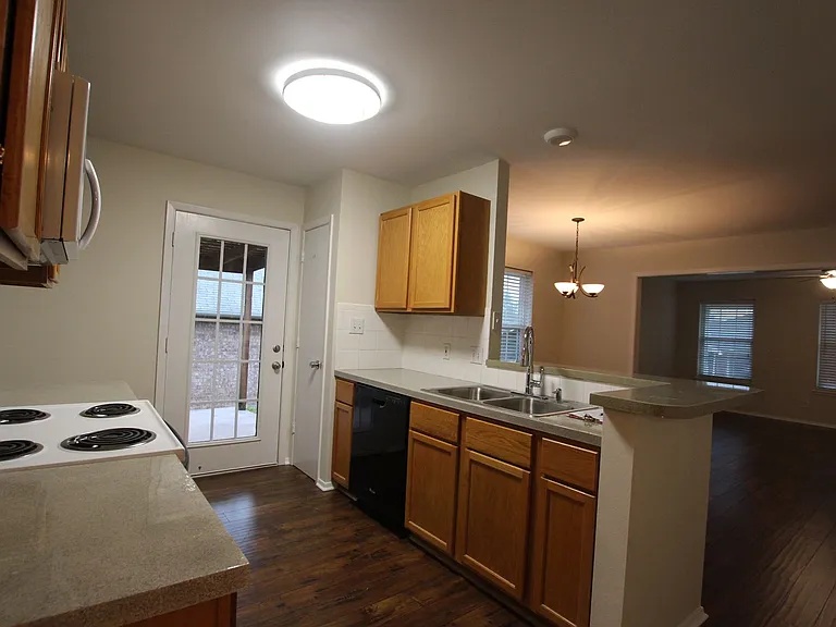 408 Redbud Cir — Photo 6