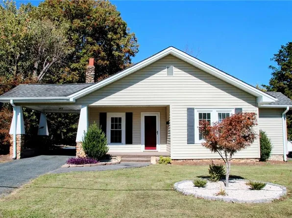 233 Hylton St, Mount Airy, NC 27030