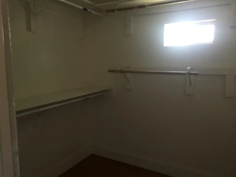 402 S Phoenix Ave — Photo 2