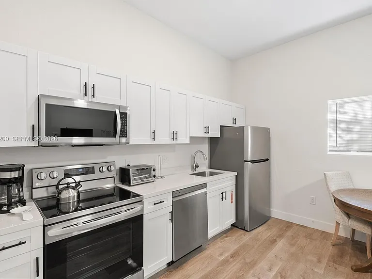 830 SE 14th St #3 — Photo 6