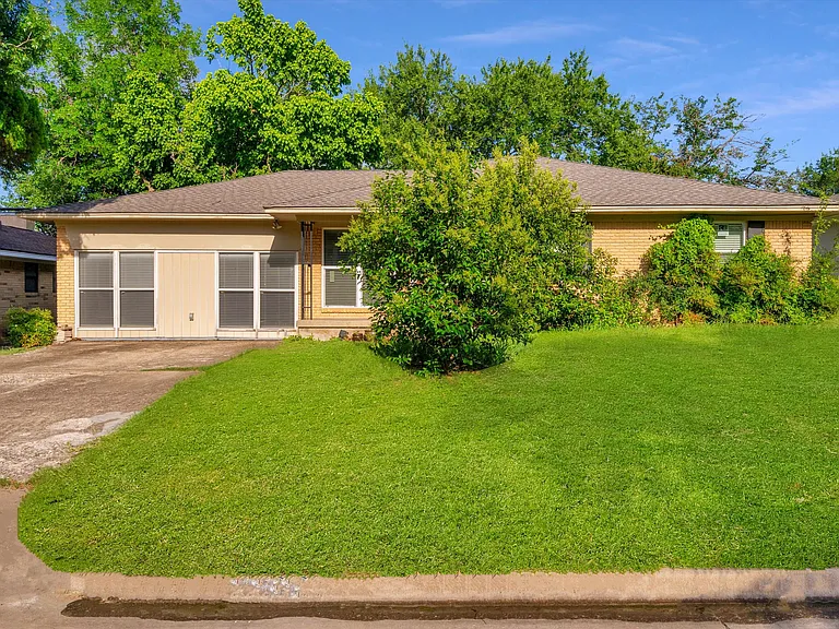 406 N Bonham Dr — Photo 3