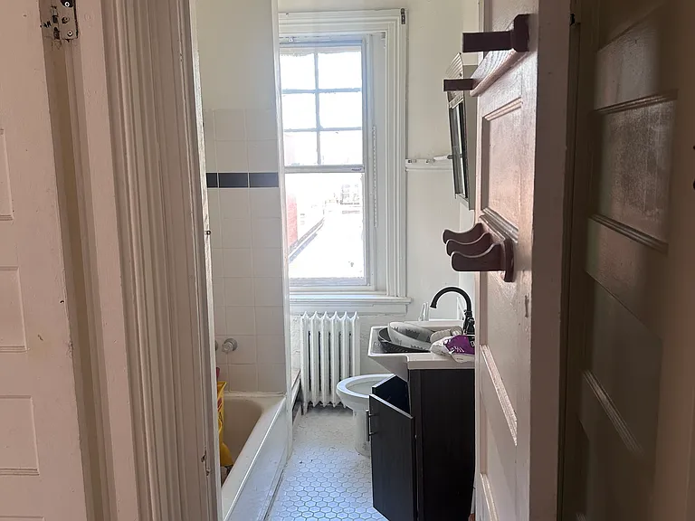 24 E Eager St #2R — Photo 4