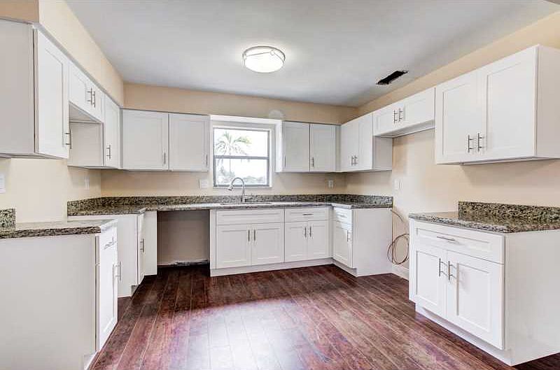 2nd image of 1460 Sunset Strip