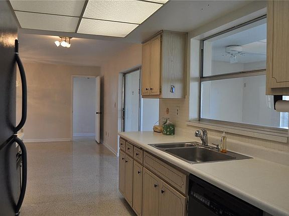 4th image of 410 Palm Is NE