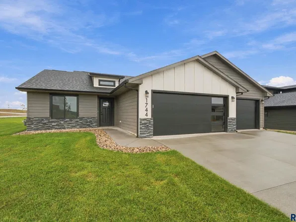 1744 N Hyssop Dr, Sioux Falls, SD 57110