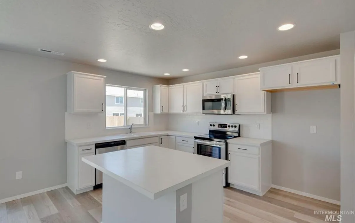 4 bed, 2054 sqft, $2,400 — Photo 3